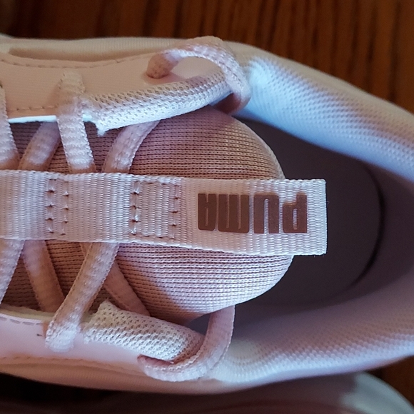 NWT and box women's PUMA soft foam sneakers...size 8 - Picture 3 of 5